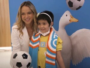 Aflac trae la magia del fútbol al Nicklaus Children's Hospital